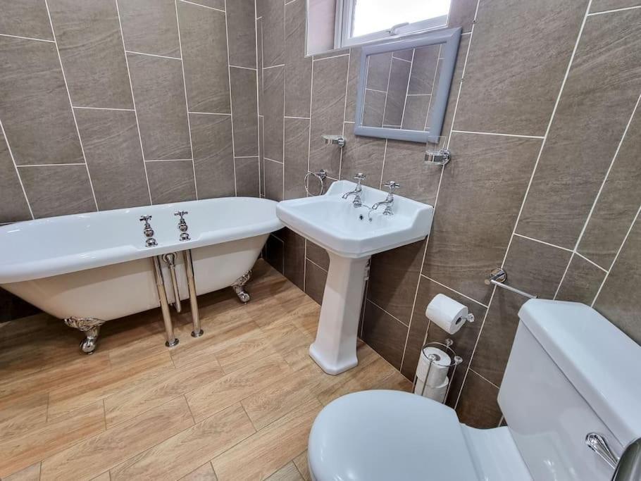 Stunning Family Home Close To The City Centre Manchester Exterior photo